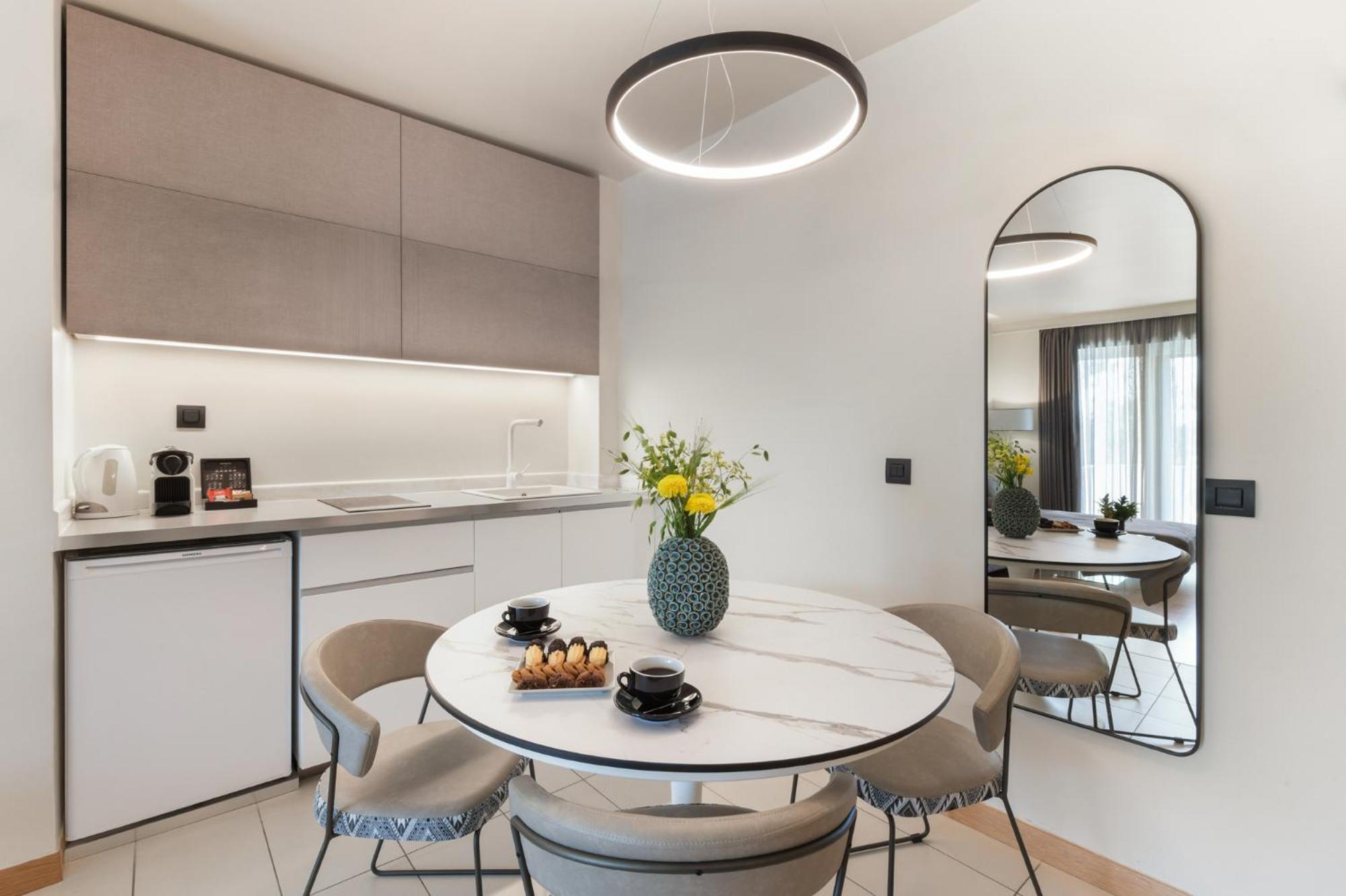 Blazer Suites Hotel Atene Esterno foto