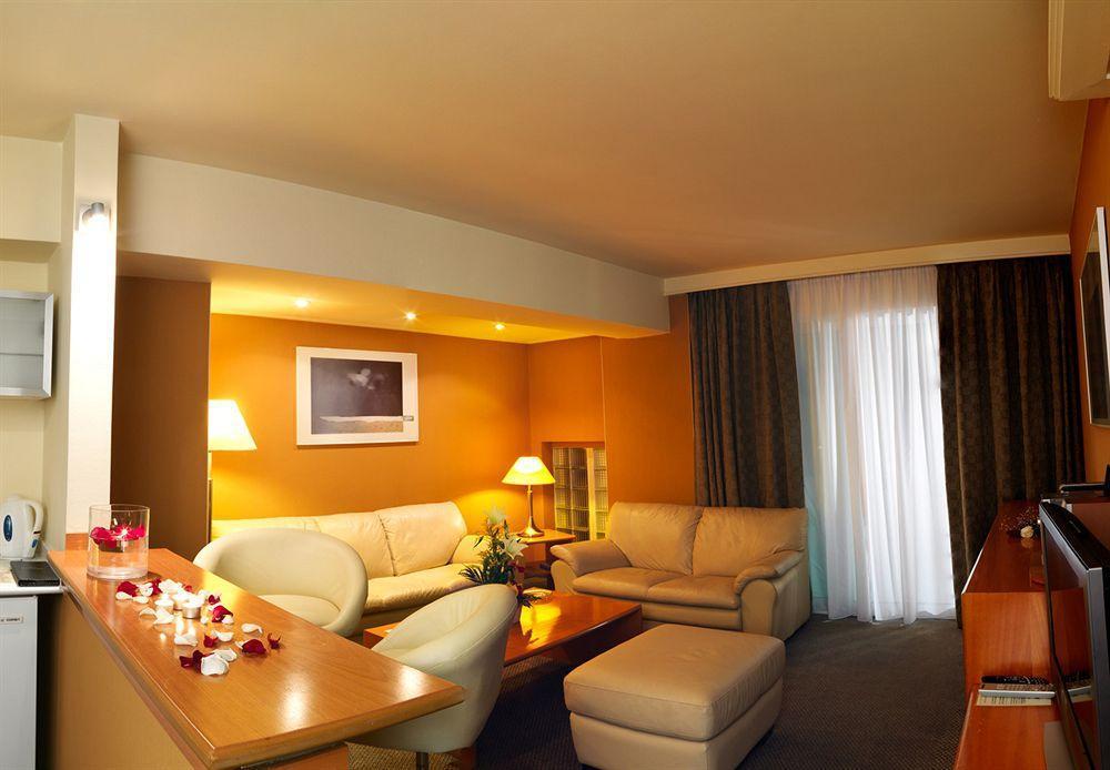 Blazer Suites Hotel Atene Esterno foto