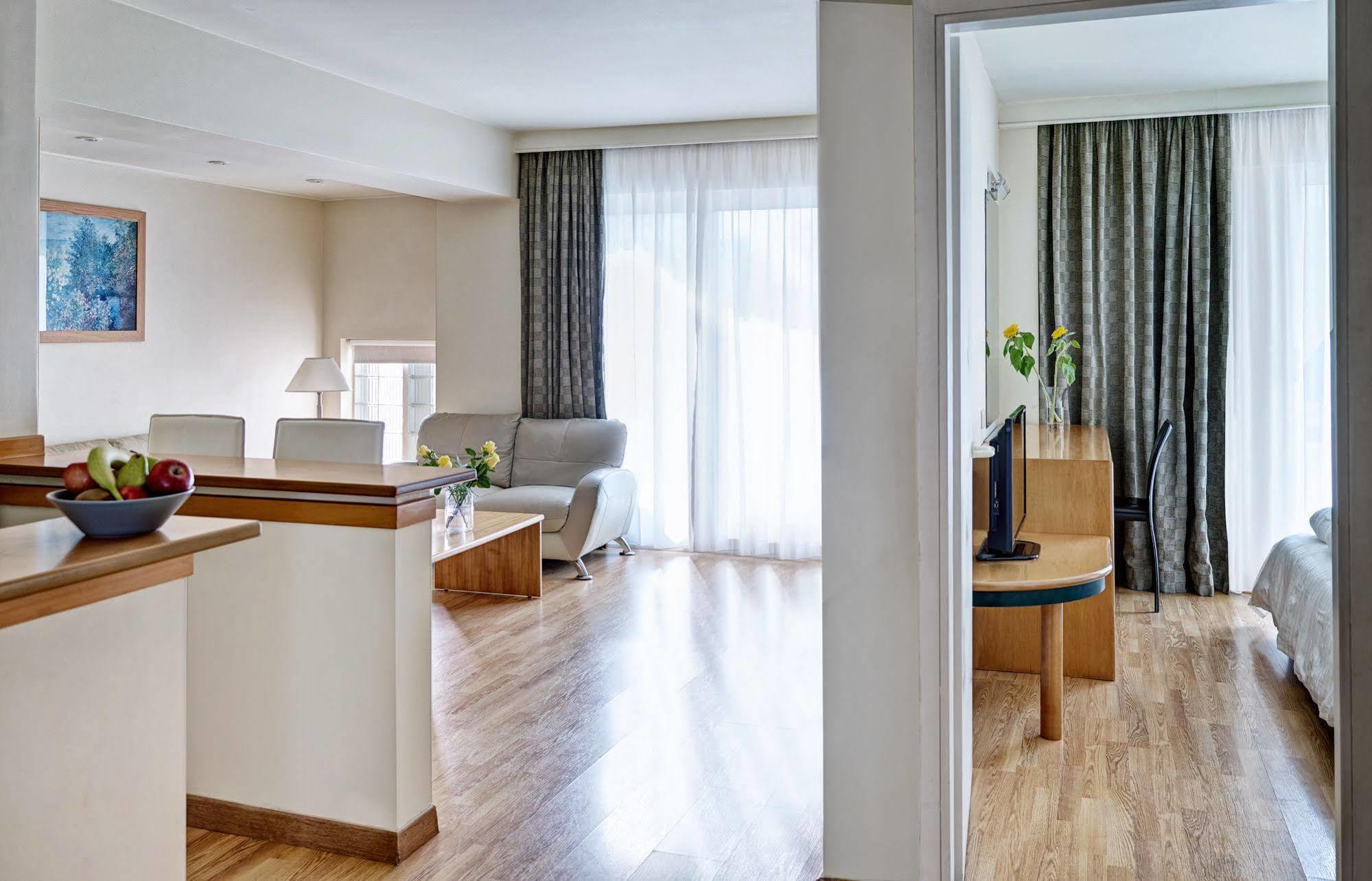 Blazer Suites Hotel Atene Esterno foto
