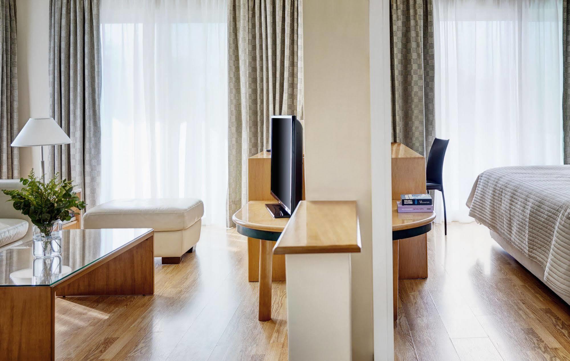 Blazer Suites Hotel Atene Esterno foto